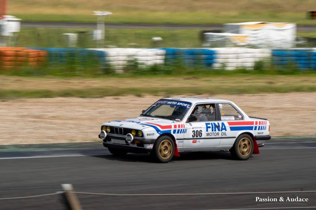 Pilote de voiture BMW en pleine course sur le circuit d'Albi