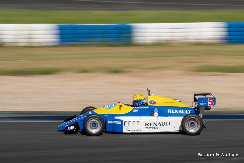 Pilote de monoplace en pleine course sur le circuit d'Albi