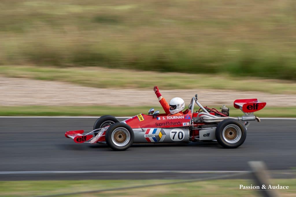 Pilote de monoplace saluant ses partenaires en pleine course sur le circuit d'Albi