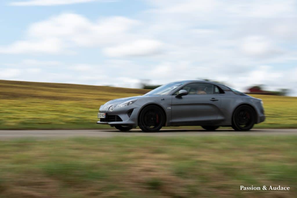 Photographie d'une Alpine V4 faisant la course sur le circuit de Cadours Laréole avec un effet de vitesse.