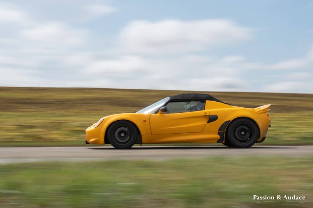 Photographie d'unE lOTUS jaune faisant la course sur le circuit de Cadours Laréole avec un effet de vitesse.