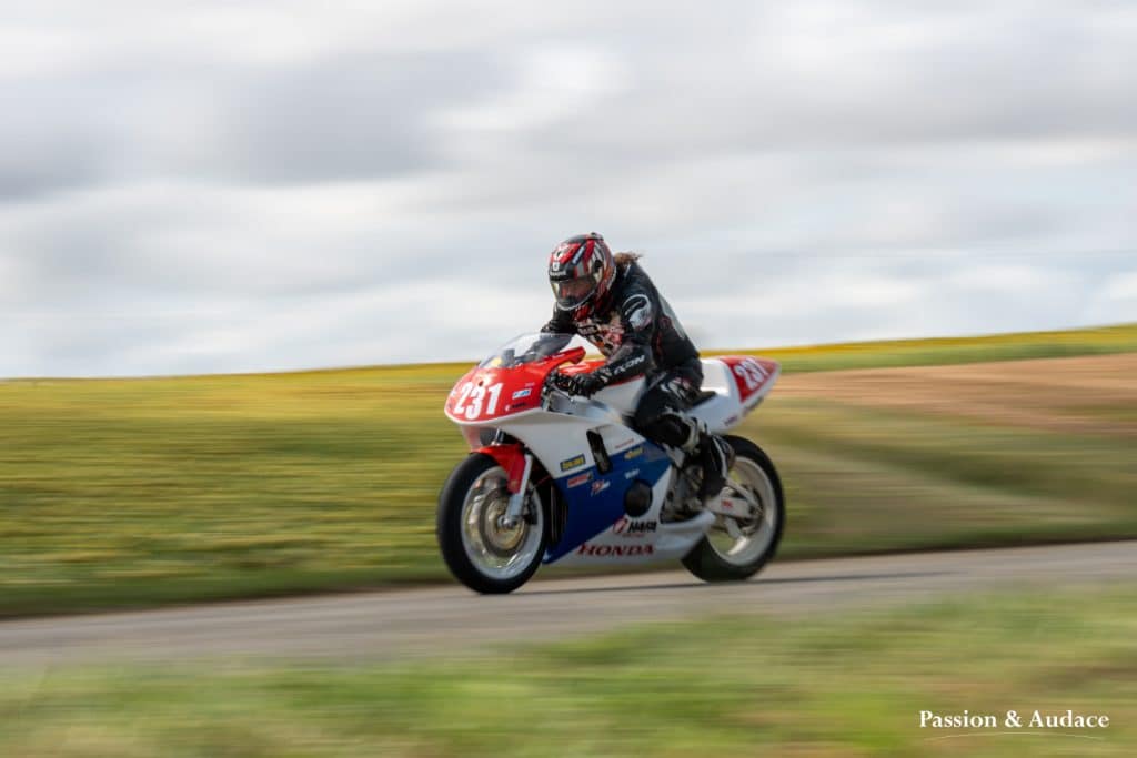 Photographie d'un motard faisant la course sur le circuit de Cadours Laréole avec un effet de vitesse.