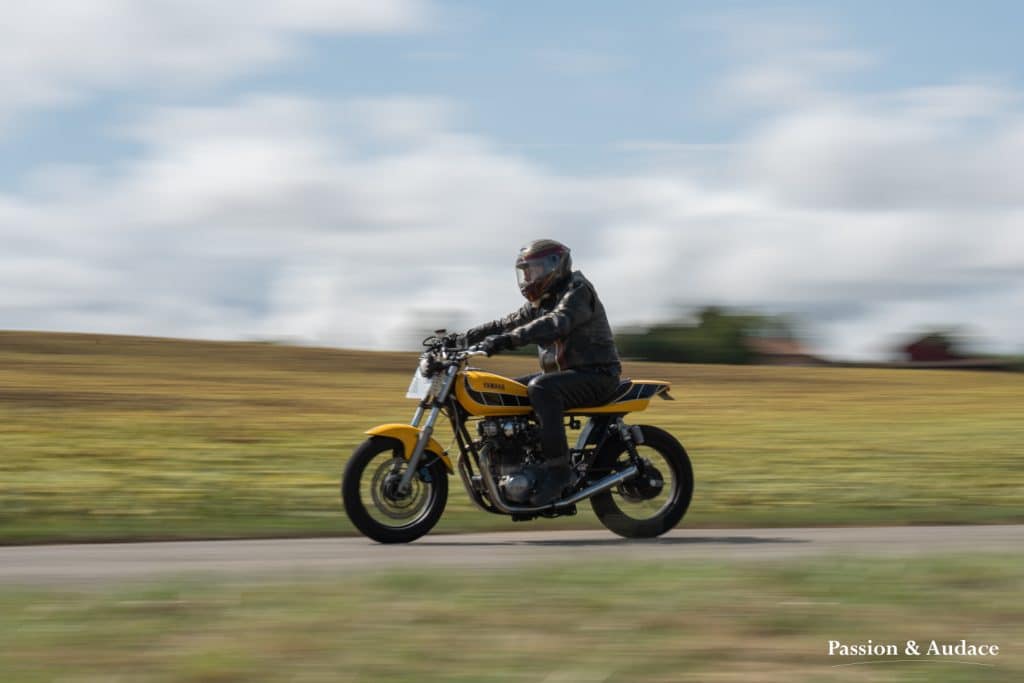 Photographie d'un motard faisant la course sur le circuit de Cadours Laréole avec un effet de vitesse.