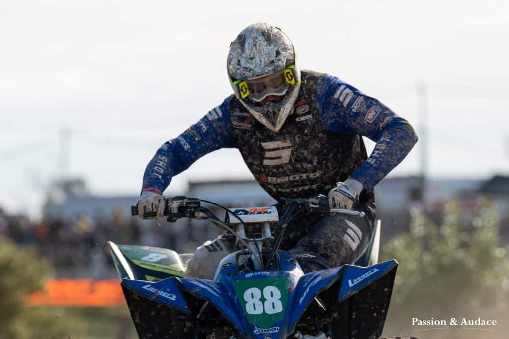 Photographie portrait d'un pilote de quadcross en pleine course