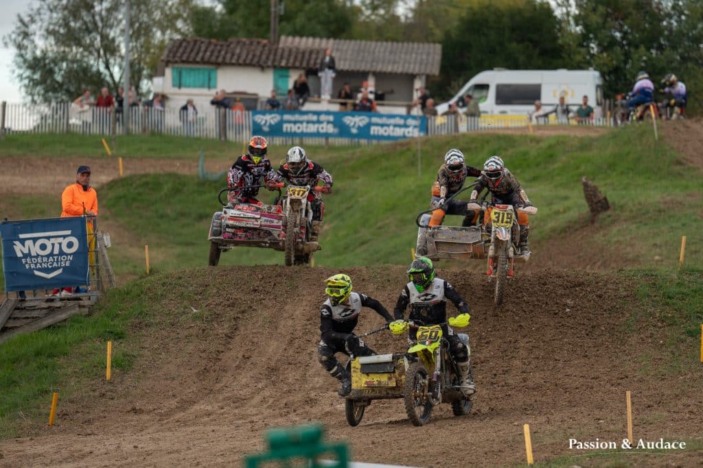 Photographie de trois équipes de sidecar cross en plein parcours