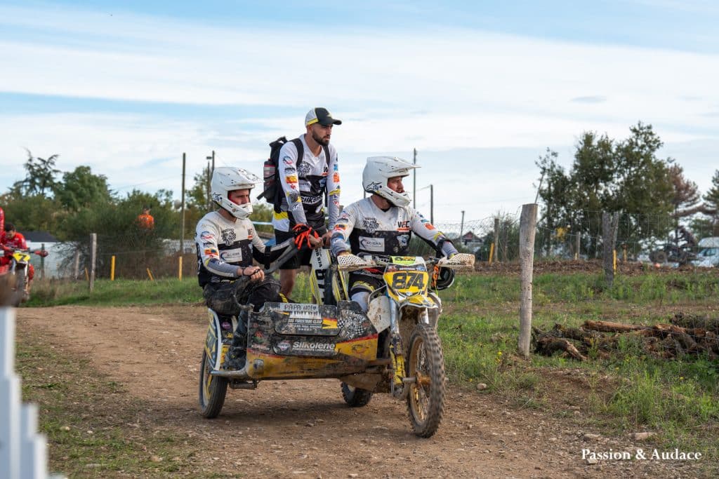 Photographie d'un pilote et copilote de sidecar cross s'apprêtant au départ