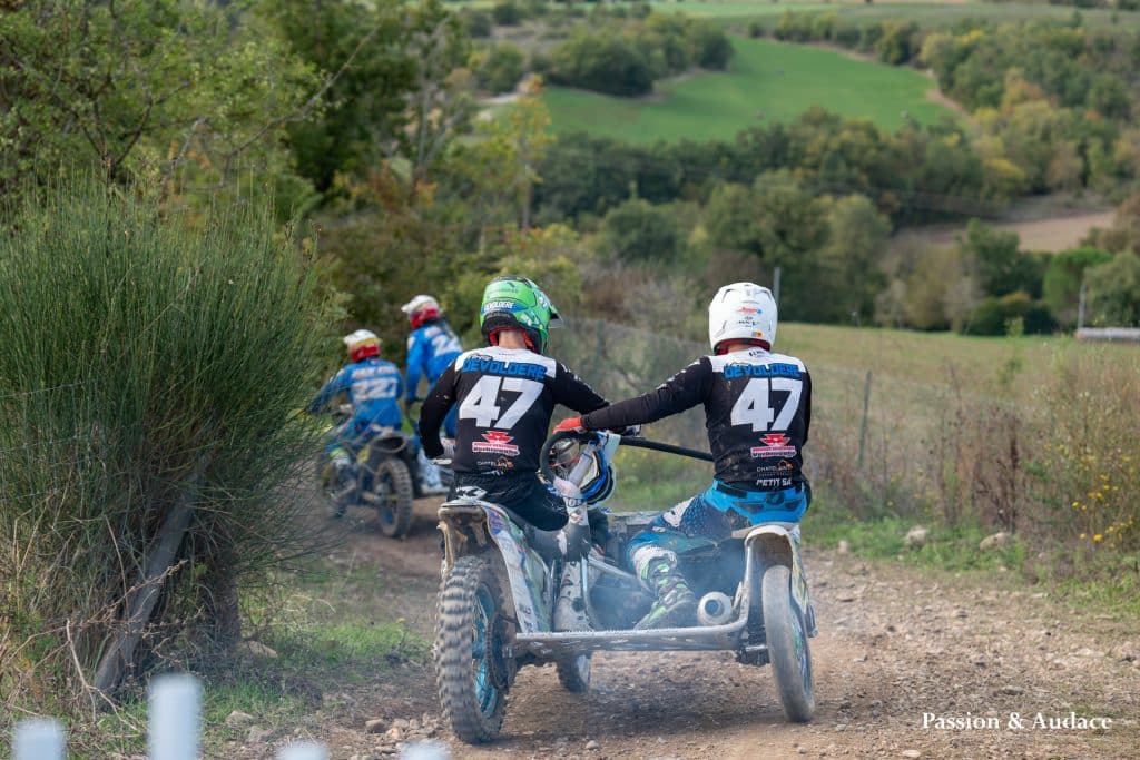 Photographie d'une équipe de quadcross de dos
