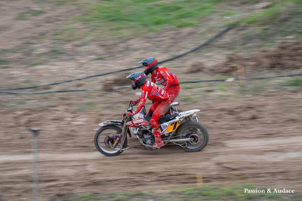Photographie d'un pilote de sidecar cross avec son copilote en pleine course avec un effet de filé de vitesse